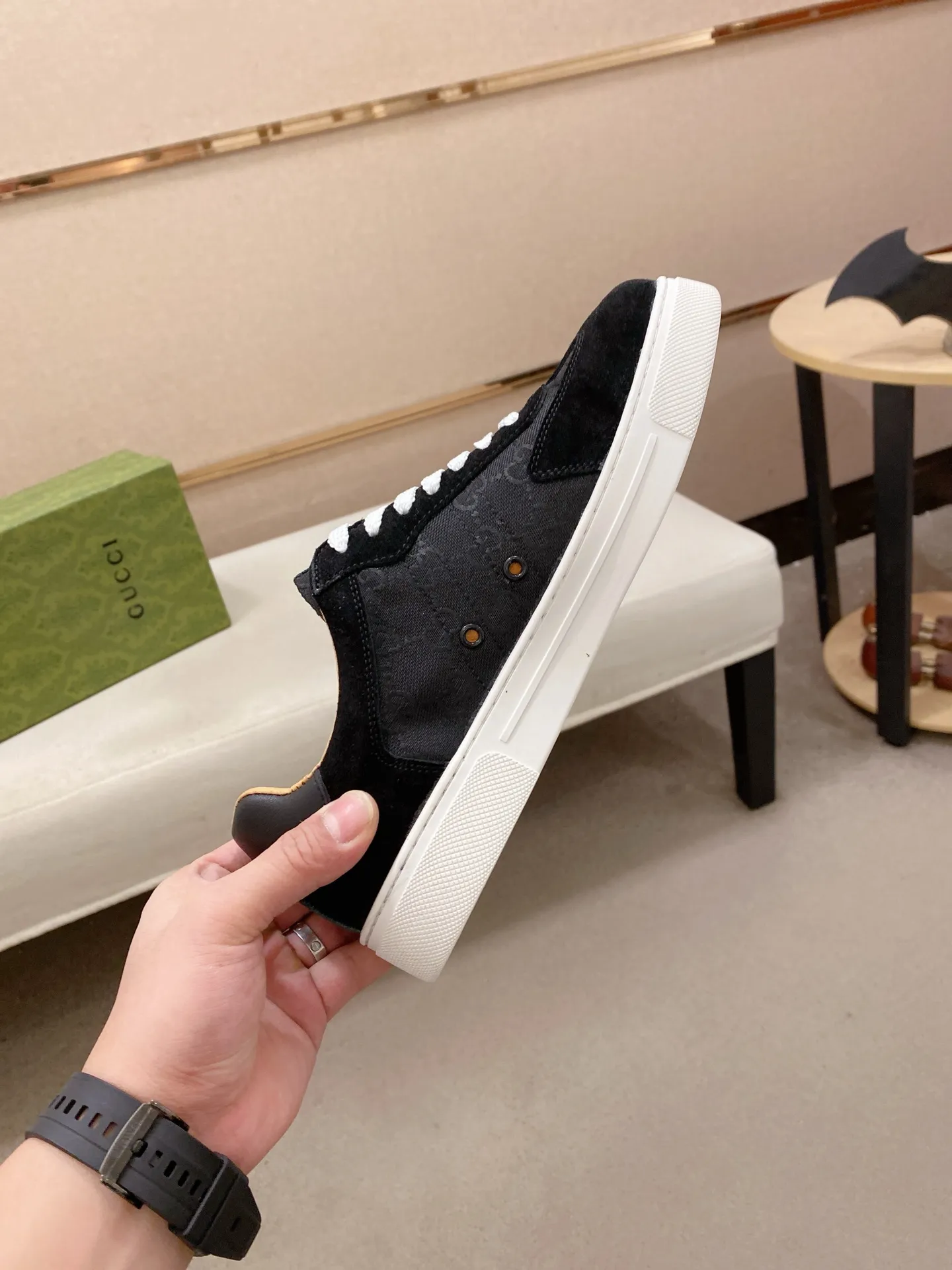 Factory price: 440💰 (GUCCI) The latest model from the official website 🎁🎁Casual and fashionable men's shoes👟, hot style 💥The version is simple and elegant, exclusive for trendy men. Unique official website latest brand elements 👑Gucci original decoration, fashionable and generous, the fabric is original cowhide ✅sheepskin lining, the official website specifies wear-resistant casual outsole, the classic model is taken in kind at the counter🎬38-44 (45 is not returned or exchanged)